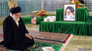 آیت الله خامنه ای در مقبره آیت الله خمینی