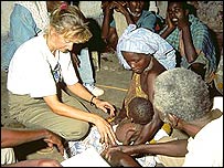 nhân viên cứu trợ với em bé ở Somalia