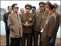 کيم جونگ ايل رهبر کره و گروهی از افسران ارتش 