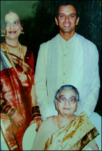 द्रविड़ अपनी नानी और अपनी पत्नी के साथ