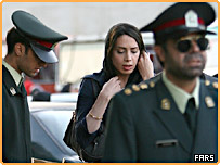 ماموران پلیس و یک دختر