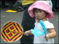 Một bé gái được bố mẹ đưa tới cuộc biểu tình ở văn phòng chính phủ