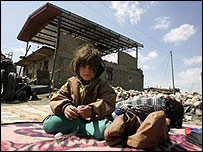 کودکان زلزله زده مبهوت نشسته اند