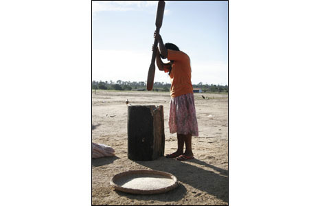 Pirinç döven kadın