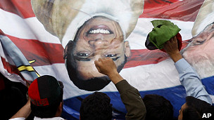 معترضان پاکستانی پرچم و عکس باراک اوباما را در دست دارند