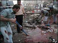 Cena de ataque suicida na cidade de Karbala