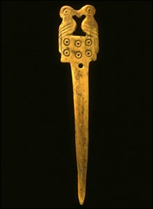 İki kuş figürünün yer aldığı kemik şal iğnesi