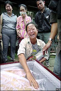 Parente de vítima de terremoto em Nias, na Indonésia