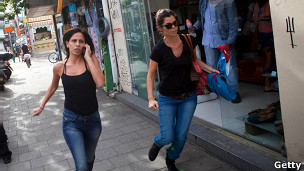 Mulheres correm para buscar abrigo em Tel Aviv