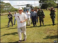 Álvaro Uribe em visita ao local do ataque das Farc aos soldados