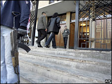 گارد مسلح در خارج کلیسایی در بغداد