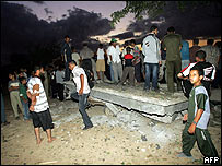 Filistinliler hasarı inceliyor