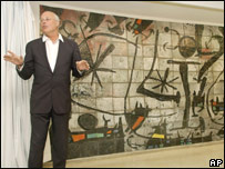 O diretor da Fundação Guggenheim, Thomas Krens, na frente de um quadro de Miró