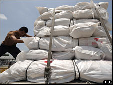 Một số khoản viện trợ đang được chuyển tới Miến Điện, nhưng các nhân viên cứu trợ không được phép vào nước này.