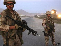 سربازان آيساف در جاده ای در کابل