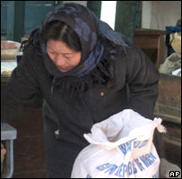 Một phụ nữ Bắc Triều Tiên nhận viện trợ