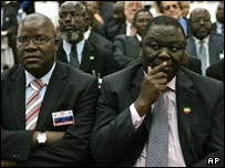 چانگیرای (راست) در اجلاس زامبیا