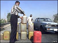 Homem vendendo petróleo numa estrada perto de Bagdá