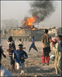 تانک بريتانيايی در بصره در آتش می سوزد