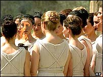 Cerimônia em que a tocha olímpica foi acesa em Atenas