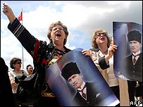 Atatürk posterleri taşıyan protestocular