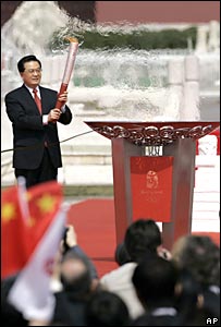 Ông Hồ Cẩm Đào thắp đuốc ở Bắc Kinh 