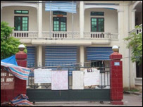 Biểu ngữ chăng bên ngoài trụ sở phường Tiền Phong