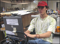 Estudante pedala e gera energia para alimentar laptop/ Foto: MIT