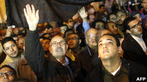 البرادعی در میان معترضان در میدان تحریر