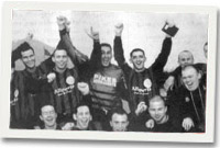 Chwaraewyr y tîm cyntaf, Rheolwr Viv Williams, Cymorth Cyntaf Ifor Roberts, Ysgrifennydd Gemau Meirion Parry, a chefnogwr mwyaf brwd y tîm Dilwyn Parry gyda thlws Cynghrair Cymru Unedol ar ddiwedd y gêm gwpan yn erbyn Yr Wyddgrug. Lluniau: Rod Davies 