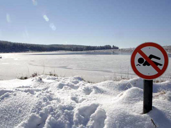Llyn Bran dan eira a rhew