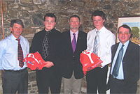 Alex Evans a Trystan Davies mewn noson gyflwyno capiau ym Mhant Glas, Dryslwyn, gyda  Ray Gravelle