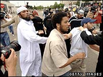 عدالت کے باہر ملزمان کے سینکڑوں حامی جمع تھے