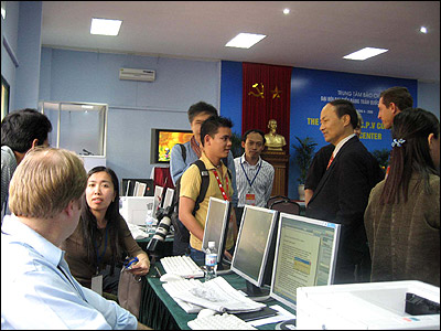 Các phóng viên Việt Nam và nước ngoài và đại diện Vụ Báo chí Bộ Ngoại giao. Người mặc complê là Vụ trưởng Lê Dũng