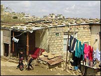 خانه های پناهندگان در دامنه تپه