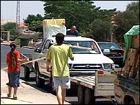 Eşyalarını yükleyen bir aile