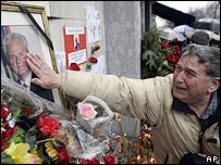 Homem presta homenagem a Milosevic em Belgrado