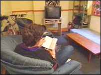 不少英国人在家闲着不上班。