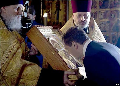 Ông Medvedev hôn lên biểu tượng từ hai tu sỹ tại buổi lễ tại Giáo đường ở Kremlin