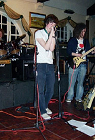 Tangwystl yn perfformio