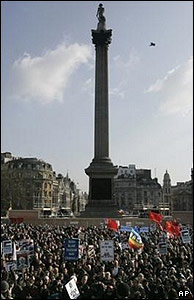 लंदन के ट्रफ़लगर स्क्वायर में विरोध में प्रदर्शन