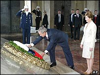 Bush presta homenagem a Ataturk, o fundador da moderna Turquia