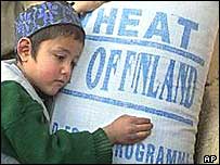 Em bé Afghanistan với bao bột mỳ, ảnh chụp năm 2002