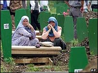 Srebrenitsa katliamında ölenlerin mezarları