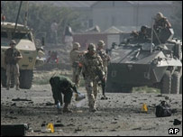 نظامیان افغان و ناتو در فرودگاه کابل در پی انفجار انتحاری