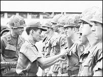 Tướng Ngô Quang Trưởng tại Đà Nẵng tháng  8-1972, ông đang gắn huy chương Cho các quân nhân Hoa Kỳ của tiểu đoàn 3/ trung đoàn 21/ sư đoàn 24 khi họ làm lễ hạ kỳ và chuẩn bị rời khỏi Việt Nam. Người sĩ quan đứng bên trái là Trung tá Tiểu đoàn trưởng Rocco Negris. Ảnh của Quân đội Hoa Kỳ. 