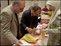 Iraquianos contam votos na escolha de delegados para a conferência nacional