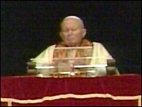 Papa na janela de seu apartamento