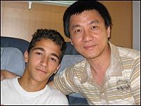 自称哈坎苏克儿子与自平合照