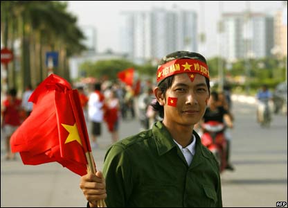 Người bán cờ trước sân Mỹ Đình